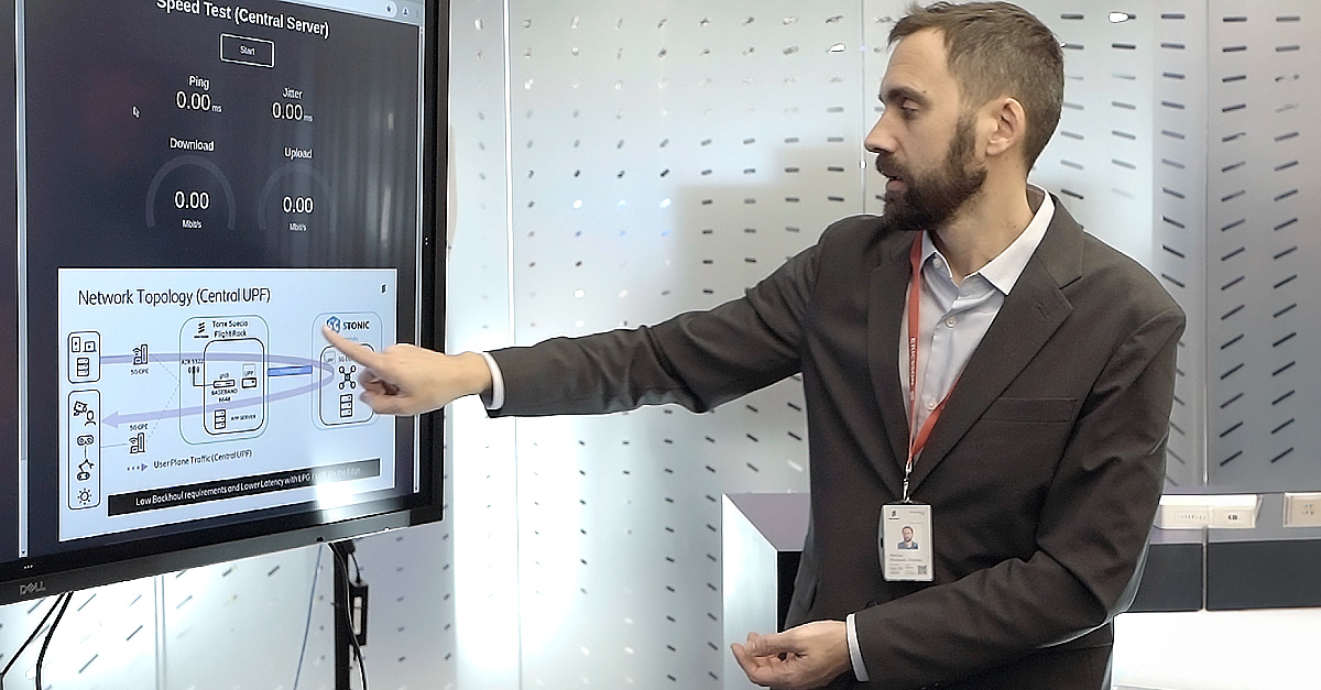 Experto de 5TONIC presentando la demo